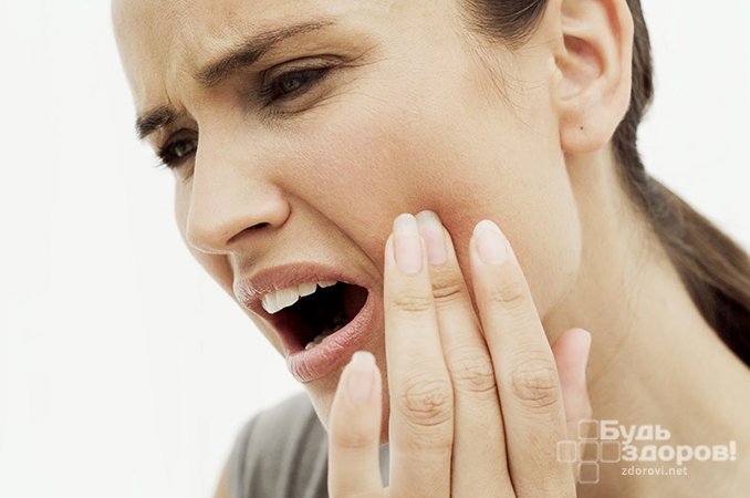Боль при надавливании на инфицированный зуб - один из симптомов остеомиелита челюсти