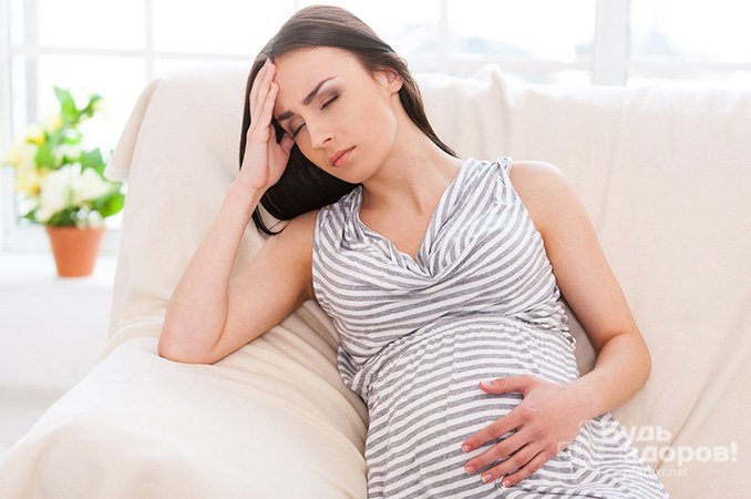 Снижение артериального давления - одна из причин головной боли при беременности