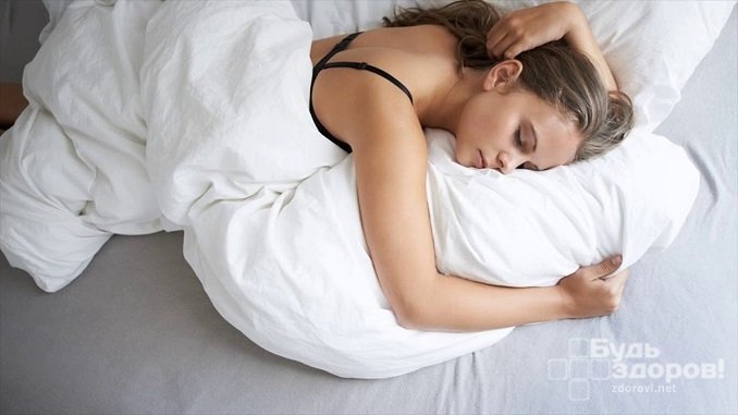 Естественная выработка СТГ начинается в фазу глубокого сна, поэтому важен полноценный сон длительностью 7–8 часов